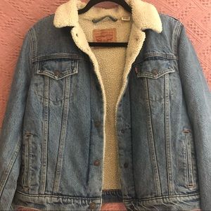 LEVI’S SIZE LARGE SHERPA LINED JEAN JACKET